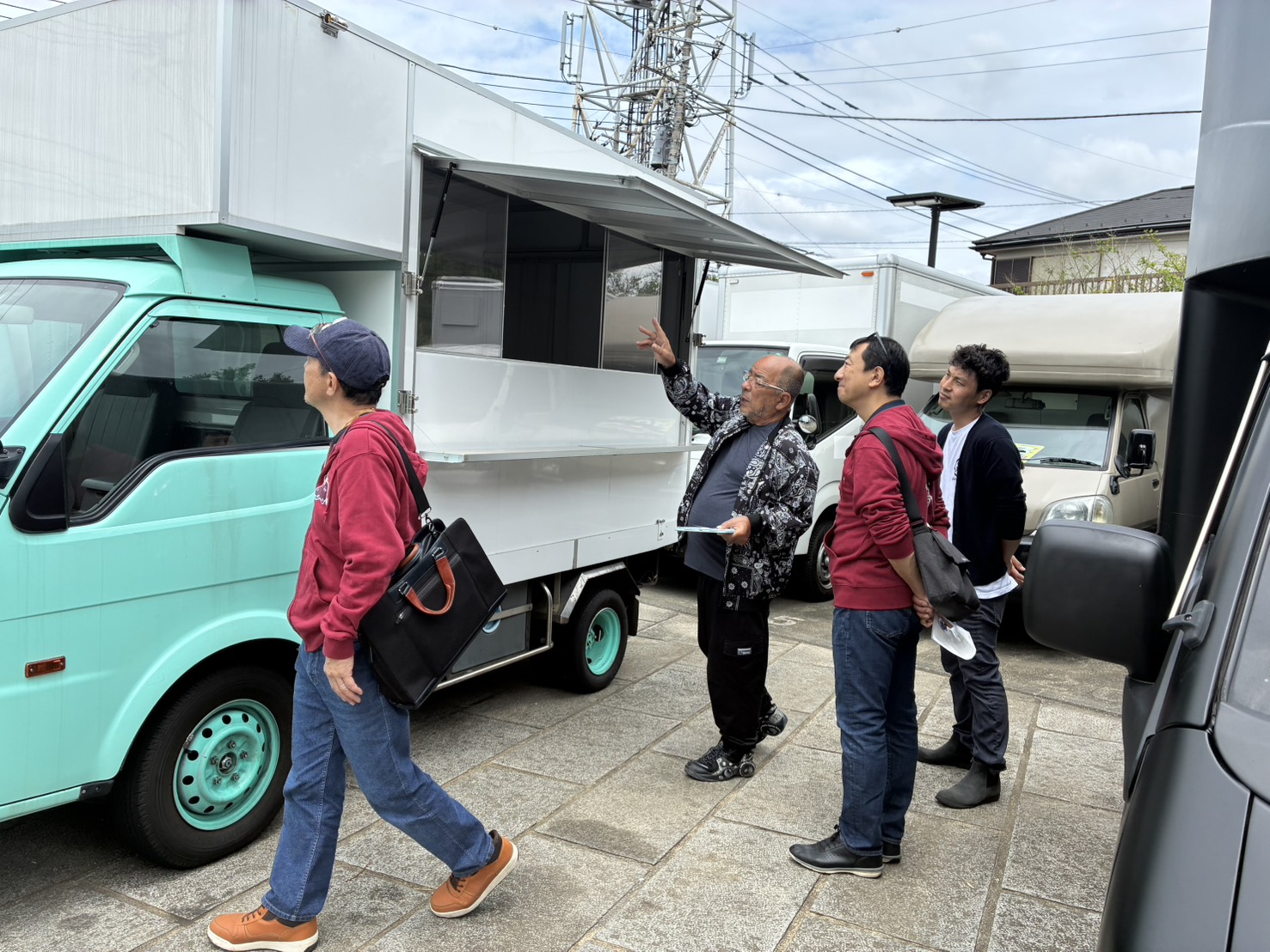 YIさん、キッチンカービルダーを訪問